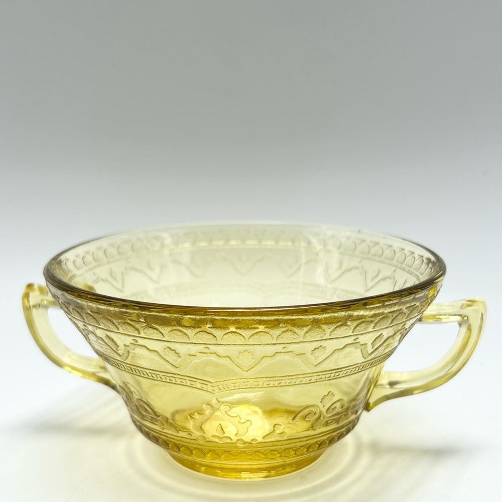 ⚜️Federal - Vintage two handle Glass soup bowl.
